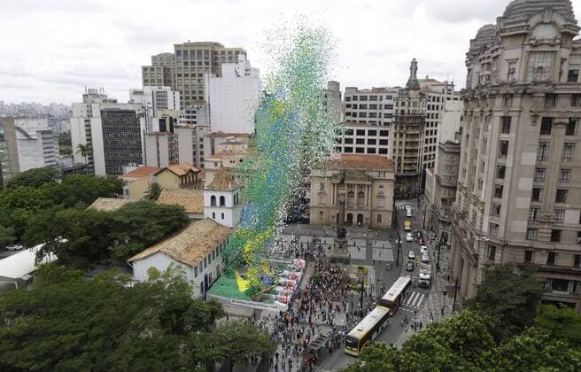 Brasilien. Sao Paulo. Sao Paulo begrüßt das neue Jahr 2014 (das Jahr der Fußballweltmeisterschaft) mit fünfzigtausend Ballons in den Farben der Landesfahne. Die Ballons werden im Patio do Colegio freigegeben, in der Innenstadt von Sao Paulo. - 30 12 2013. x(8)xNelsonxAntoinex  Baloes Associacao Comercial - SP