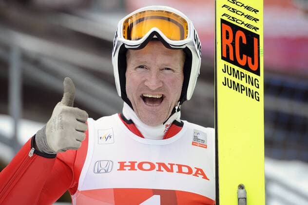 Eddie The Eagle (Michael EDWARDS,ENG,ehemailger britischer Skispringer) als Teilnehmer eines Kinderskispringens am Rande des Auftaktspringens der Vierschanezntournee. Skispringen,62.Internationale Vierschanzentournee 2013 14,Oberstdorf,Erdinger Arena am 29.12.2013.