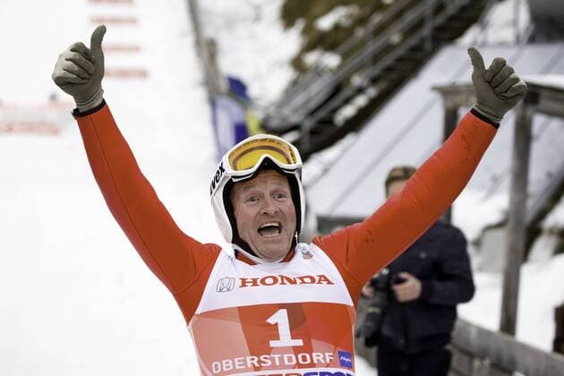 Showspringen mit Michael EDWARDS alias Eddie the Eagle. Skispringen, Vierschanzentournee, am 29.12.2013 in Oberstdorf E R D I N G E R A R E N A Deutschland.