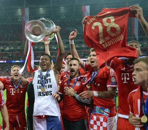 Fußball, FC Bayern München, Champions League Sieger 2013 FUSSBALL CHAMPIONS LEAGUE SAISON 2012 2013 FINALE Borussia Dortmund - FC Bayern Muenchen 25.05.2013 Champions League Sieger 2013 FC Bayern Muenchen: Bastian Schweinsteiger, David Alaba mit Pokal, Diego Contento, Mario Mandzukic, Jerome Boateng mit dem Trikot von Holger Badstuber und Xherdan Shaqiri (v.li.) 