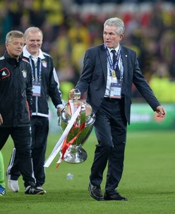 FUSSBALL CHAMPIONS LEAGUE SAISON 2012 2013 FINALE Borussia Dortmund - FC Bayern Muenchen 25.05.2013 Champions League Sieger 2013 FC Bayern Muenchen: Trainer Jupp Heynckes (re) mit Pokal und seinen Co Trainern Peter Hermann (li) und Hermann Gerland (Mitte) 