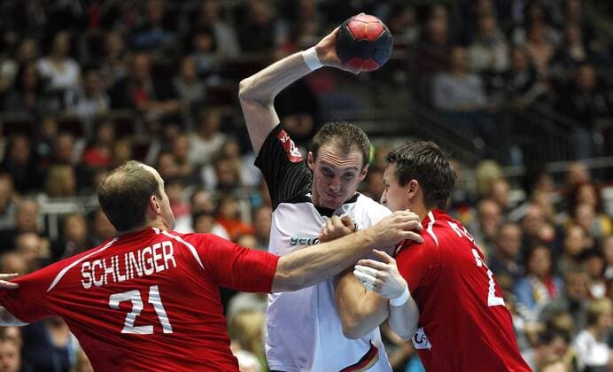 Dortmund, Westfalenhallen, 03.01.14: Deutschlands Holger Glandorf (M) gegen Roland Schlinger (L) und Markus Kolar im Handball Länderspiel zwischen Deutschland und Österreich.