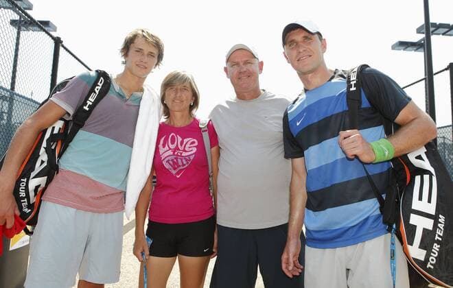 Brisbane International, Queensland Tennis Centre,ATP 250 World Tour WTA,Hardcourt Tennis Turnier in Brisbane,,Querformat, Tennis Familie Zverev nach dem Training,Mutter Irina,Vater Alexander, rechts aussen Mischa und links der juengere Bruder Alexander Sascha ,Querformat,Eltern,Geschwister,
