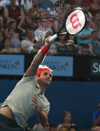 Brisbane International, Queensland Tennis Centre,ATP 250 World Tour WTA,Hardcourt Tennis Turnier in Brisbane,Australia,Roger Federer (SUI) schlaegt auf und die Schweissperlen spruehen,Einzelbild,Aktion,Aufschlag, Service,Halbkoerper,Hochformat,Hitze,