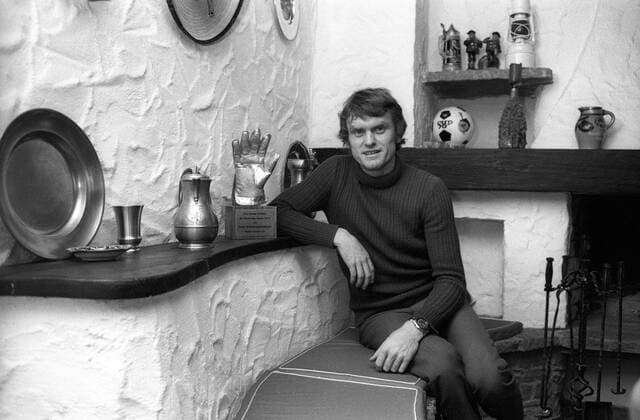 Sepp Maier (FC Bayern München) mit dem Goldenen Handschuh für den besten Torwart der 1. Bundesliga 1970 1971