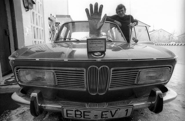 Sepp Maier (FC Bayern München) mit dem Goldenen Handschuh für den besten Torwart der 1. Bundesliga 1970 1971 auf der Motorhaube seines BMW 2000