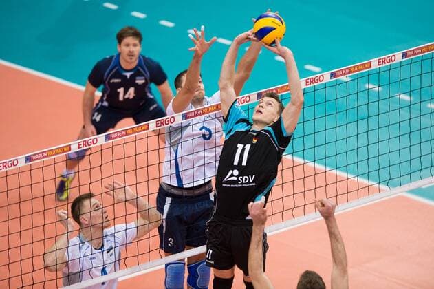 04.01.2014, MHP Arena, Ludwigsburg Volleyball, Qualifikation WM 2014, Deutschland vs. Estland Block Ardo Kreek ( 4 EST), Keith Puparth ( 3 EST) - Zuspiel Lukas Kampa ( 11 GER)