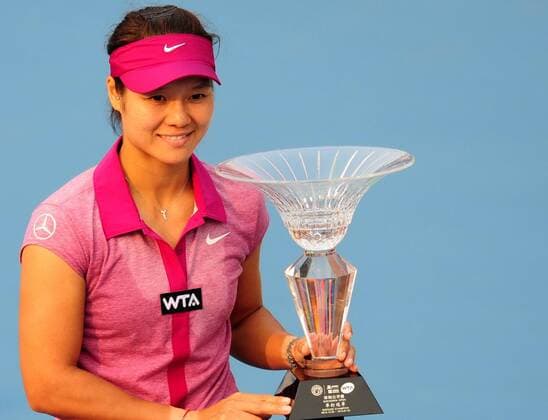 Li Na of China holds her champion trophy after winning womens singles final of the WTA Tennis Damen 2014 Shenzhen Open tennis tournament in Shenzhen city, south Chinas Guangdong province, 4 January 2014.  20140104_24686