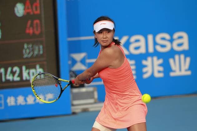 Peng Shuai of China prepares for a return in the womens singles final of the WTA Tennis Damen 2014 Shenzhen Open tennis tournament in Shenzhen city, south Chinas Guangdong province, 4 January 2014.  20140104_03754