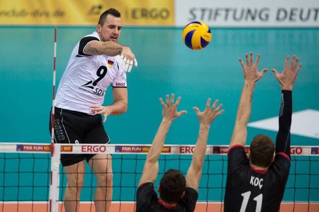 05.01.2014, MHP Arena, Ludwigsburg Volleyball, Qualifikation WM 2014, Deutschland vs. Türkei Tuerkei Angriff Georg György Gyoergy Grozer ( 9 GER) - Block Doppelblock Serhat Coskun ( 9 TUR), Mustafa Koc ( 11 TUR)