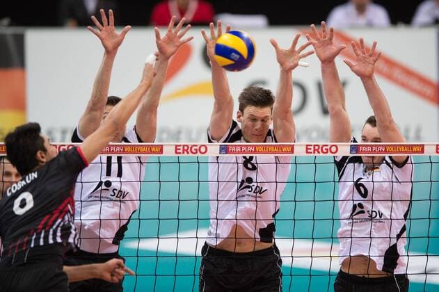 05.01.2014, MHP Arena, Ludwigsburg Volleyball, Qualifikation WM 2014, Deutschland vs. Türkei Tuerkei Angriff Serhat Coskun ( 9 TUR) - Block Dreierblock Lukas Kampa ( 11 GER), Marcus Böhme Boehme ( 8 GER), Denis Kaliberda ( 6 GER)