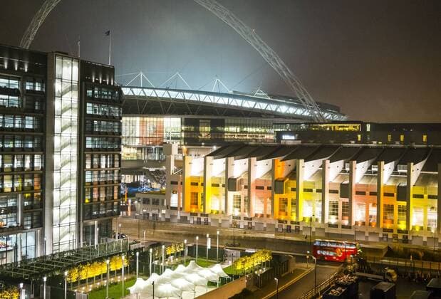 Wembley Stadion nachts, Beleuchtung, Lichter, Fussballstadion, Aussenansicht, Architektur, aussen in London, England, Uk, Grossbritannien am 14.11.2013.