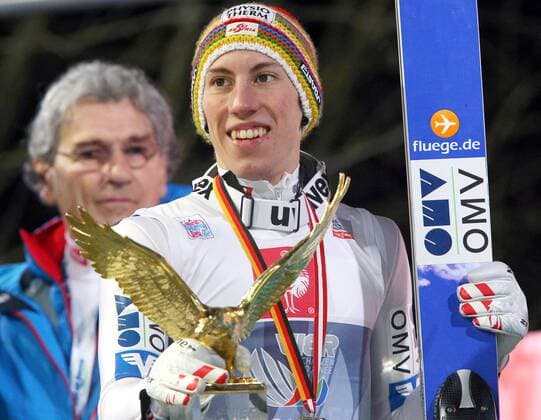 SKI NORDISCH - FIS WC Bischofshofen, Vierschanzentournee BISCHOFSHOFEN,AUSTRIA,06.JAN.14 - SKI NORDISCH, SKISPRINGEN - FIS Weltcup der Herren, Vierschanzen-Tournee, Siegerehrung. Thomas Diethart (AUT) und Generalsekretär Klaus Leistner (ÖSV). Keywords: Gesamtsieg, Trophäe. 