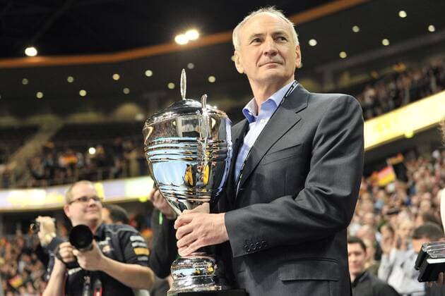 Deutschland vs. Island --- Handball --- Vier-Länder-Turnier --- 05.01.2014 Bernhard Bauer (Präsident DHB), mit dem Siegerpokal, Einzelbild, halbe Figur