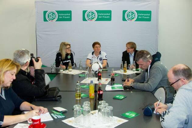 Luisa Wensing (li.,VfL Wolfsburg) und Susann Utes (FF USV Jena) - Pressekonferenz zum DFB-Hallenpokal der Frauen 2014 in der GETEC Arena in Magdeburg - Deutschland,Fußball,Frau,Frauen,07.01.2014
