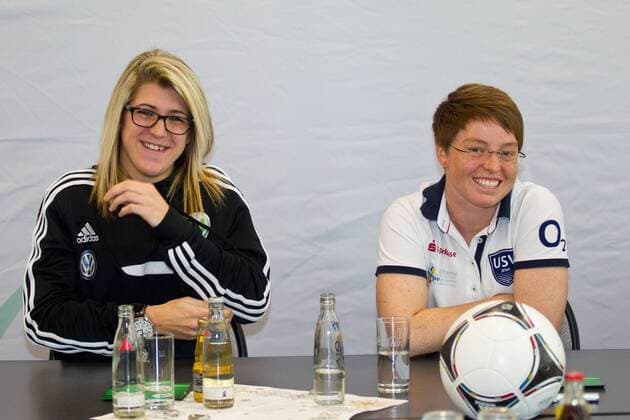 Luisa Wensing (li.,VfL Wolfsburg) und Susann Utes (FF USV Jena) - Pressekonferenz zum DFB-Hallenpokal der Frauen 2014 in der GETEC Arena in Magdeburg - Deutschland,Fußball,Frau,Frauen,07.01.2014