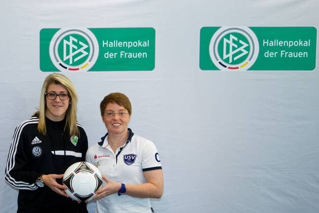 Luisa Wensing (li.,VfL Wolfsburg) und Susann Utes (FF USV Jena) - Pressekonferenz zum DFB-Hallenpokal der Frauen 2014 in der GETEC Arena in Magdeburg - Deutschland,Fußball,Frau,Frauen,07.01.2014
