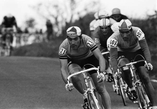 Cycling - 1970 UCI Road World Race Championships - Men s Professional Race Belgium s Eddy Merckx ( 21) and Spain s Ramon Saez Marzo ( 101) at Mallory Park, Leicester. 16 08 1970 