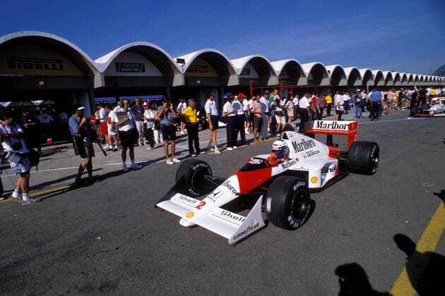 Alain Prost (Frankreich McLaren) in seinem Boliden in der Boxengasse von Rio de Janeiro