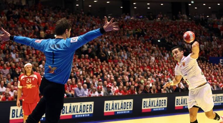 HANDBALL - EHF EM 2014, DEN vs MKD HERNING,DAENEMARK,12.JAN.14 - DIVERS, HANDBALL - EHF Europameisterschaft 2014 der Herren, Länderspiel, Gruppenphase, Dänemark vs Mazedonien. Bild zeigt Niklas Landin Jacobsen (DEN) und Kiril Lazarov (MKD). 