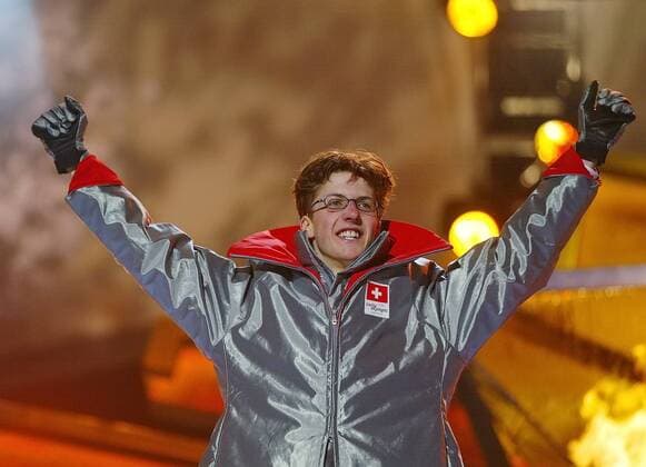 Olympische Winterspiele 2002 Salt Lake City 10.02.2002 Siegerehrung Skispringen; 90 Meter Schanze JUBEL: Olympiasieger Simon Ammann (Schweiz) 
