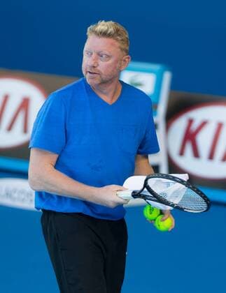 Australian Open 2014, Melbourne Park,ITF Grand Slam Tennis Tournament, Novak Djokovic (SRB) trainiert mit seinem Coach Boris Becker (GER),Boris wird beim Training die Kappe vom Kopf geschossen,kurios,lustig,