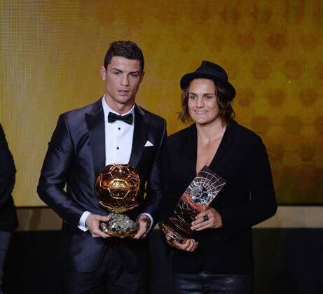 Fussball International FIFA Ballon d Or 13.01.2014 Weltfussballer 2013 Cristiano Ronaldo (li, Portugal Real Madrid) und Weltfusballerin 2013 Nadine Angerer (Deutschland Brisbane Roar) 