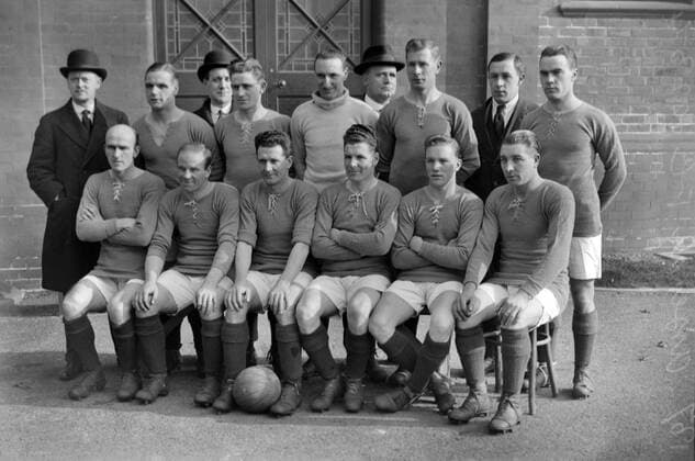 Fußball, Trainerhistorie, FC Arsenal Football - 1923 1924 First Division - The Arsenal FC London team group at Villa Park on 12 03 1924. Back Row (left to right): Leslie Knighton (Manager), Alfred Baker, Joseph Shaw (hat), William Milne, John Robson, George Hardy (trainer), Andrew Lynd Kennedy, Andrew Young, Robert Frederick John. Front: John Rutherford, William Naismith Blyth, Harry Woods, James Howie Ramsay, Samuel Haden. 