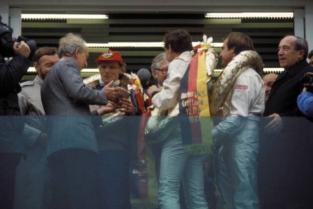 Eröffnungsrennen auf dem Nürburgring, Siegerehrung: Ayrton Senna (mi.), Carlos Reutemann (2.v.re.) und Niki Lauda mit ihren Siegerkränzen, re.: Werner Dollinger (Bundesminister für Verkehr)