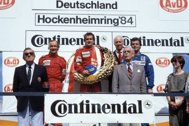 Großer Preis von Deutschland auf dem Hockenheimring, Siegerehrung: Sieger Alain Prost (3.v.li.) mit Kranz, Niki Lauda (2.v.li., beide McLaren), Derek Warwick (2.v.re., Renault)