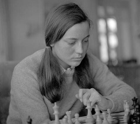 Rosi Mittermaier (BR Deutschland) beim spielt Schach
