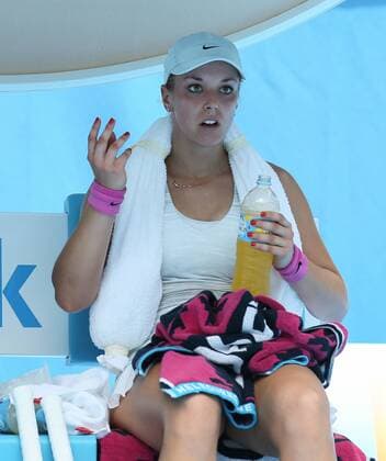 Australian Open 2014, Melbourne Park,ITF Grand Slam Tennis Tournament . Sabine Lisicki (GER) sitzt auf der Bank während der Spielpause gestikuliert und spricht,Beschwerde,Emotion,Aerger, Einzelbild, Halbkoerper,Hochformat,