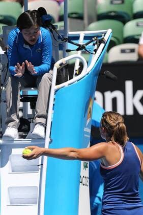 (140116) -- MELBOURNE, Jan. 16, 2014 (Xinhua) -- Karin Knapp (R) of Italy challenges the judge during her women s singles second round match at 2014 Australian Open tennis tournament in Melbourne, Australia, Jan. 16, 2014. 