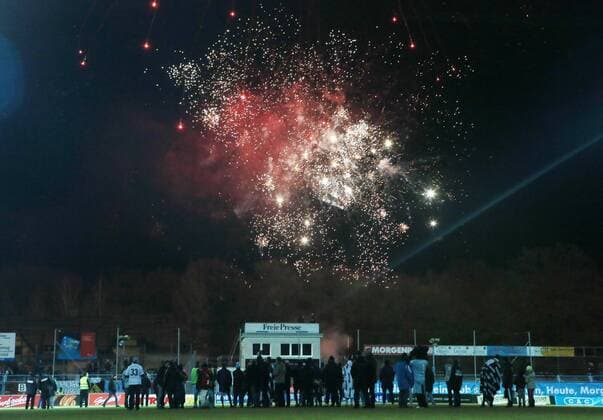 Chemnitz, 15.01.2014, Stadion an der Gellertstrasse, Fussball, Testspiel , Chemnitzer FC , Im Bild: Feuerwerk nach Abschluß des Spieles.