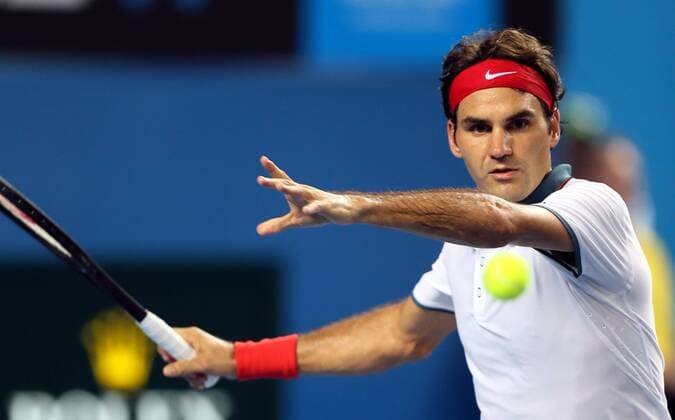 (140116) -- MELBOURNE, Jan. 16, 2014 (Xinhua) -- Roger Federer of Switzerland hits a return during his men s singles match on day four of the 2014 Australian Open tennis tournament in Melbourne on Jan. 16, 2014. 