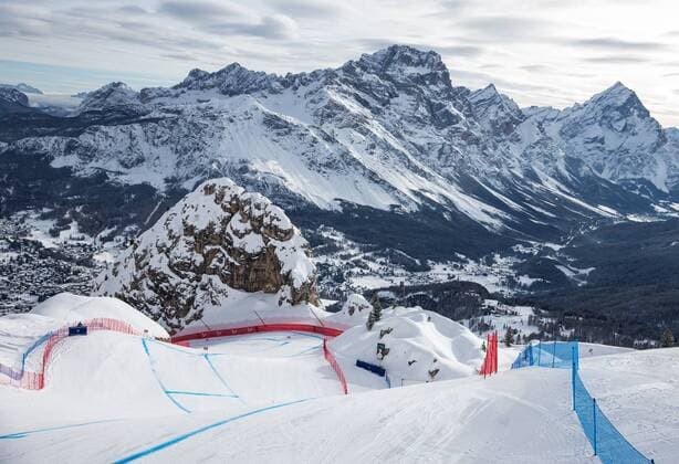 16.01.2014, Olympia delle Tofane, Cortina d Ampezzo, ITA, FIS Weltcup Ski Alpin, Abfahrt, Damen, 1. Training, im Bild Uebersicht Pista delle Tofane und umliegende Berge overview Pista delle Tofane and surrounding mountains during the 1st practice run of the ladies downhill of the FIS Ski Alpine World Cup at the Olympia delle Tofane course in Cortina d Ampezzo, Italy on 2014 01 16. EP_gro E