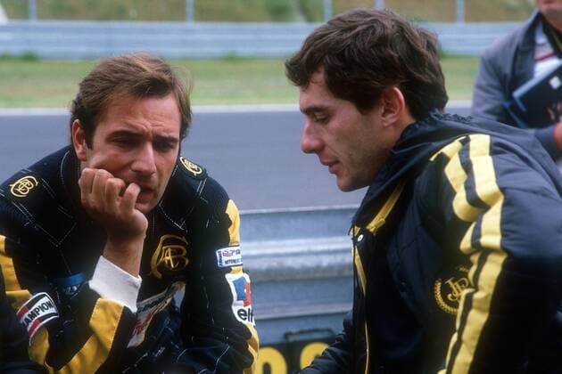 Elio de Angelis (Italien Lotus Renault, li.) nachdenklich im Gespräch mit seinem Teamkollegen Ayrton Senna (Brasilien)