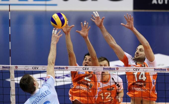 Eugeniy Sivozhelez, Kawika Shoji, Tomas Kmet Aktion Spielszene Zweikampf Volleyball CEV Championsleague Herren Saison 2013 14 16.01.2014 BR Volleys Berlin vs. VC Zenit Kazan