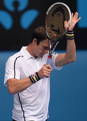 Teymuraz Gabashvili of Russia greets the audience after the men s singles 3rd round match at 2014 Australian Open tennis tournament in Melbourne, Australia, Jan. Jan. 18, 2014. (Xinhua Li Jundong) (SP)AUSTRALIA-MELBOURNE-TENNIS-AUSTRALIAN OPEN 
