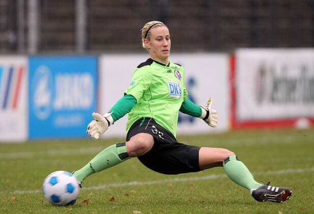 Fussball, 1. Frauen-Bundesliga, 1. FFC Turbine Potsdam - 1. FFC Frankfurt, v.l. Ann-Katrin Berger (1. FFC Turbine Potsdam) mit Fussparade xmrx