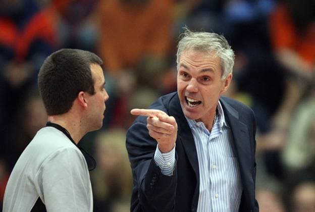 Basketball, Beko Basketball Bundesliga, Mitteldeutscher BC - Fraport Skyliners, v.l. Trainer Headcoach Gordon Herbert (Fraport Skyliners Frankfurt) gibt Anweisungen, gestikuliert, mit den Armen gestikulieren, gives instructions, gesticulate auf den Schiedsrichter, Schrei xmrx