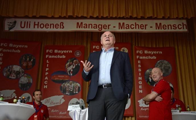 19.01.2014, Fussball 1.Bundesliga 2013 2014, FC Bayern München, Fanclubbesuche, Präsident Uli Hoeness in Hofherrnweiler bei Aalen. Nach einem Ausfall der Mikrofonanlage steht Uli Hoeness (Bayern München) auf dem Podium und hält eine Rede ohne Lautsprecher vor den Mitgliedern. 