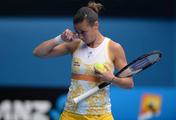 (140121) -- MELBOURNE, Jan. 21, 2014 (Xinhua) -- Flavia Pennetta of Italy reacts during women s singles quarterfinal match at Australian Open tennis tournament in Melbourne, Australia, Jan. 21, 2014. . (Xinhua Li Jundong) (SP)AUSTRALIA-MELBOURNE-TENNIS-LI NA 