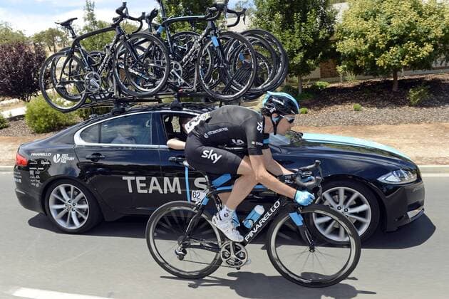 Philip DEIGNAN ( IRL Team SKY Procycling ) bei der Arbeit im Rennen - hier am Teamwagen um taktische Anweisungen zu holen - Rennszene - Querformat - quer - horizontal - Event Veranstaltung: Santos Tour Down Under 2014 - Stage1 1.Etappe: Nuriootpa - Angaston 135.0 km - Location Ort: Australien