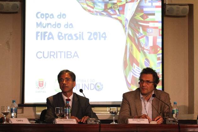 CURITIBA,PR - 21 01 2014: FIFA-Generalsekretär Jerome Valcke besichtigt die WM-Arena da Baixada in Curitiba ( x(37)xGeraldoxBubniakx xFotoarenax  (21463)