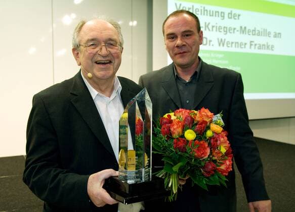 Doping-Opfer-Hilfe e.V. Berlin 21.01.2014 Heinrich Boell Stiftung Berlin Symposium zu Ehren von Prof Dr Werner FRANKE Auszeichnung mit der HEIDI KRIEGER MEDAILLE fuer das Lebenswerk von vlnr Prof Dr Werner FRANKE Zellbiologe und Krebsforscher Andreas KRIEGER Namensgeber