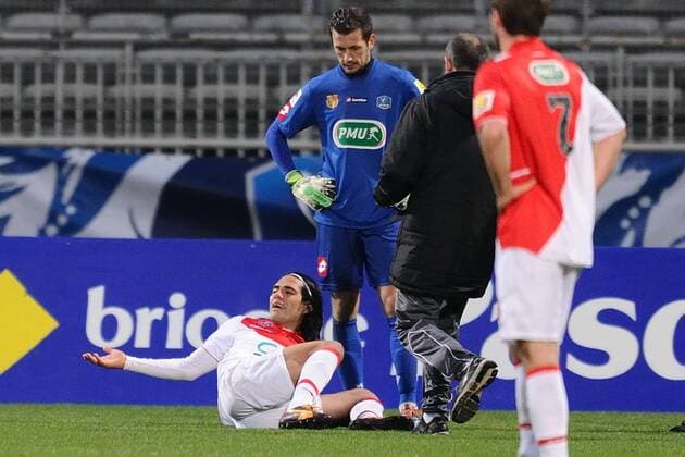 Daniel Jaccard (chasselay) et Radamel Falcao (monaco) blesse FOOTBALL : Monts d Or Azergues Foot vs AS Monaco - Coupe de France - 22 01 2014 FredericChambert Panoramic 