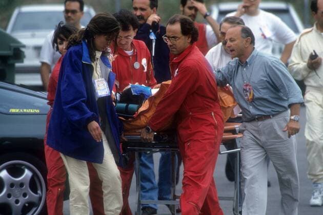 Andrea Montermini (Italien Pacifik) wird nach seinem Unfall in Barcelona 1994 auf einer Trage abtransportiert