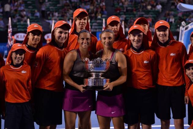 (140124) -- MELBOURNE, Jan. 24, 2014 (Xinhua) -- Sara Errani (front L) and Roberta Vinci (front R) of Italy show the trophy at 2014 Australian Open tennis tournament in Melbourne, Australia, Jan. 24, 2014. (Xinhua Li Jundong) (SP)AUSTRALIA-MELBOURNE-TENNIS-WOMEN S DOUBLES-FINAL 