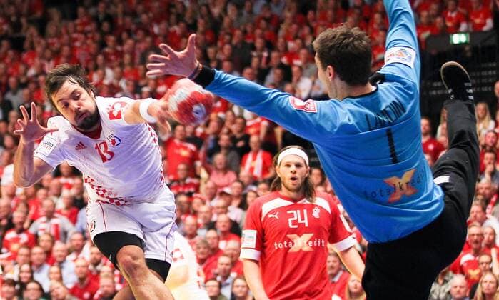 HANDBALL - EHF EM 2014, DEN vs CRO HERNING,DAENEMARK,24.JAN.14 - DIVERS, HANDBALL - EHF Europameisterschaft 2014 der Herren, Länderspiel, Halbfinale, Daenemark vs Kroatien. Bild zeigt Zlatko Horvat (CRO) und Niklas Landin Jacobsen (DEN). 